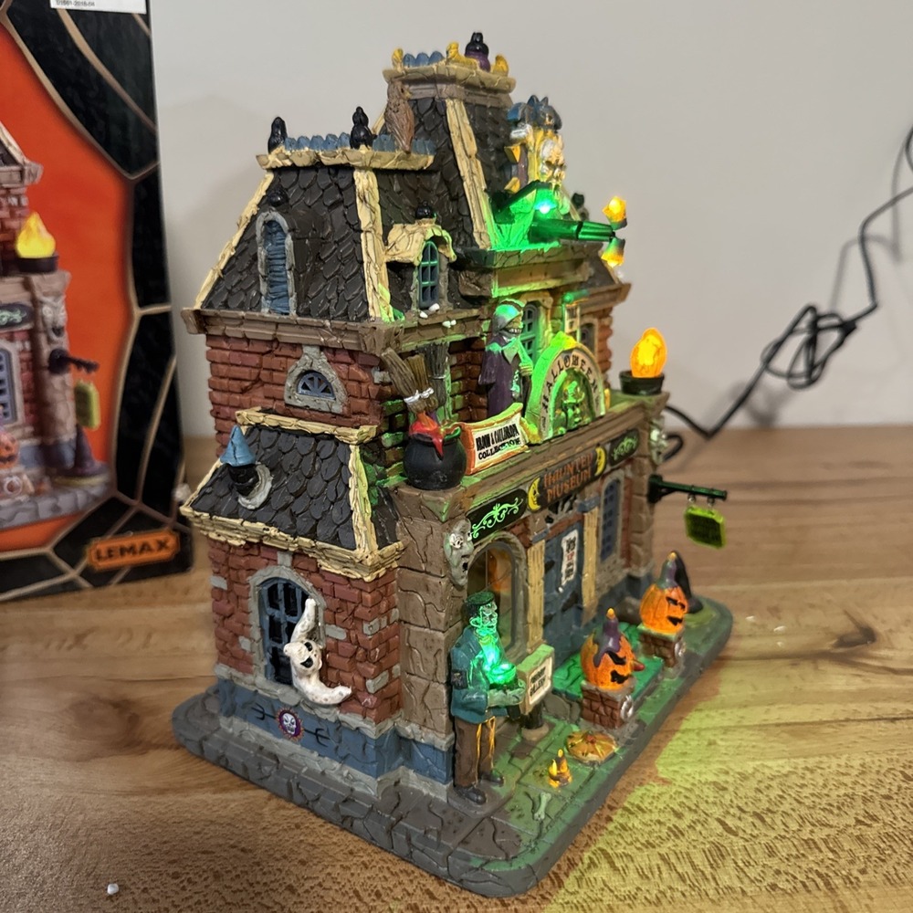 Lemax Spooky Town Village 2018 #85304 Halloween Haunted Museum Decor - Picture 4 of 5